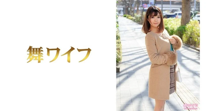 肤白貌美小诱惑露脸酒店伺候大哥啪啪，乖巧听话温柔的舔弄大鸡巴，让大哥无套进入骚穴各种抽插内射呻吟可射